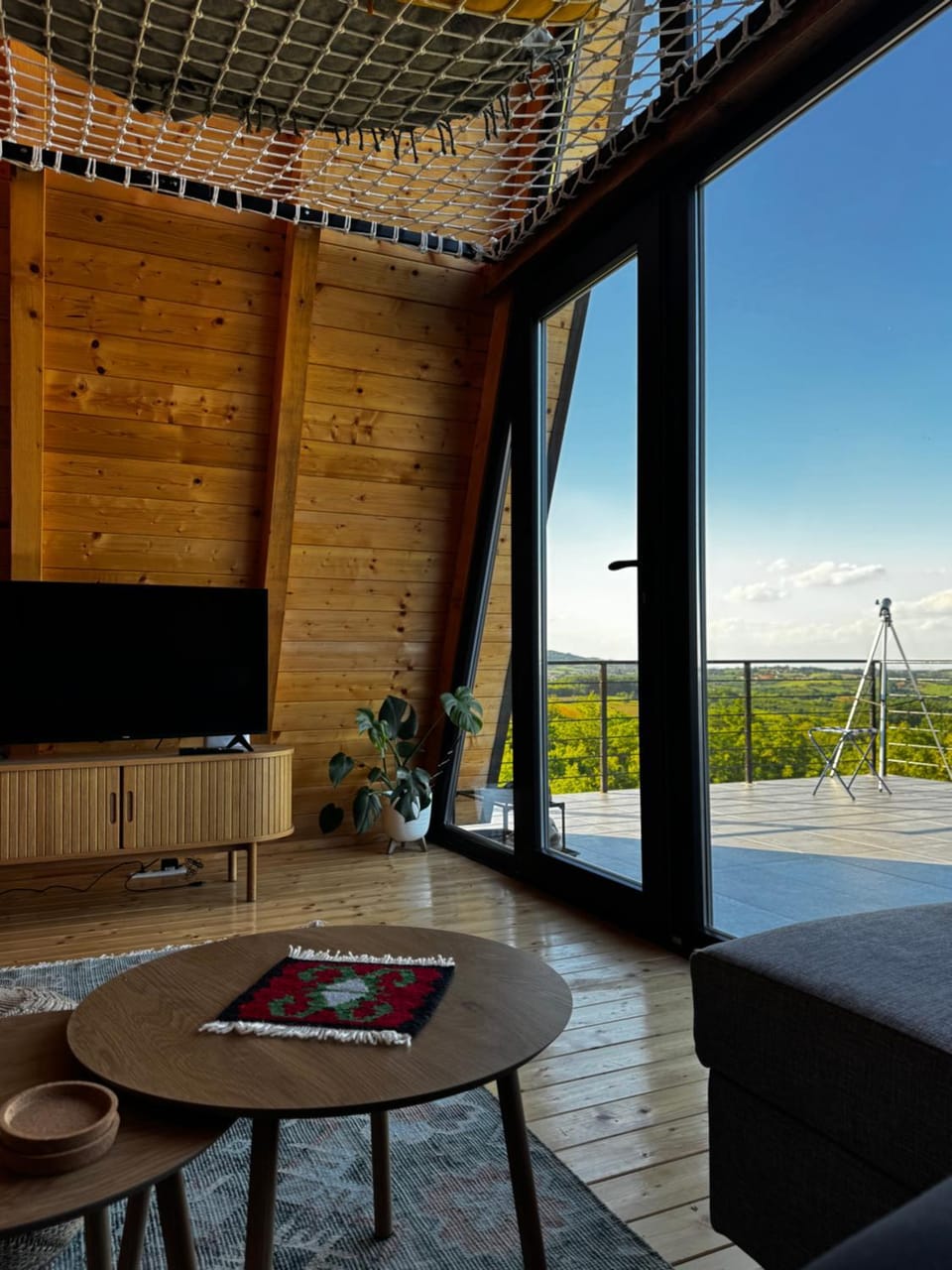 Šarena A-frame kuća sa bazenom House in Bosnia and Herzegovina