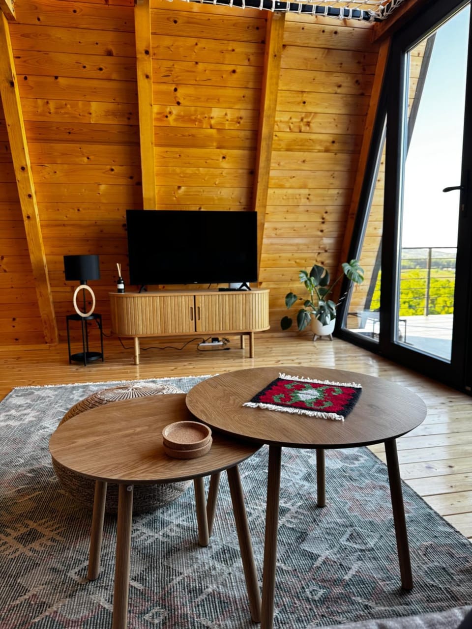 Šarena A-frame kuća sa bazenom House in Bosnia and Herzegovina
