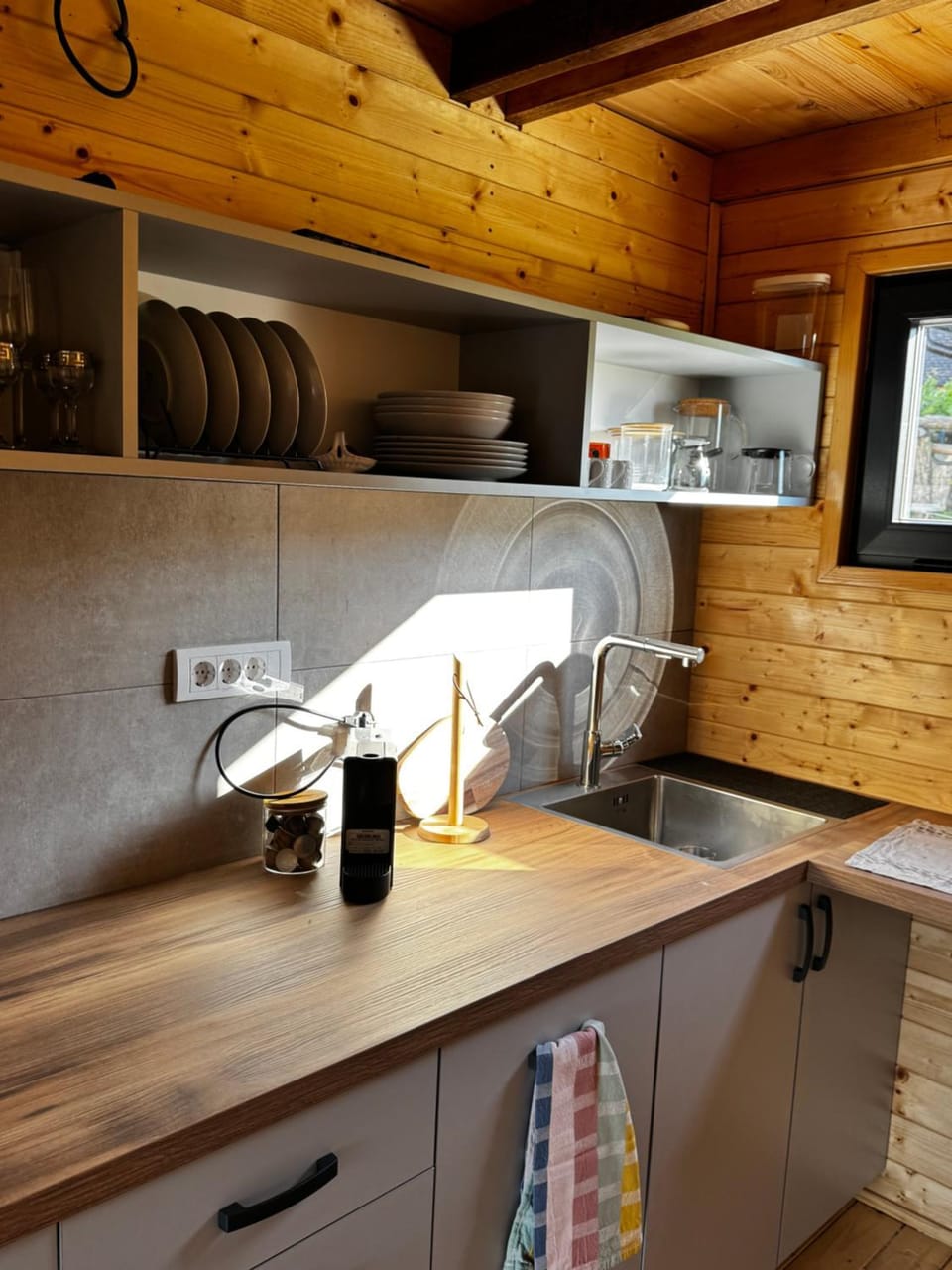 Šarena A-frame kuća sa bazenom House in Bosnia and Herzegovina