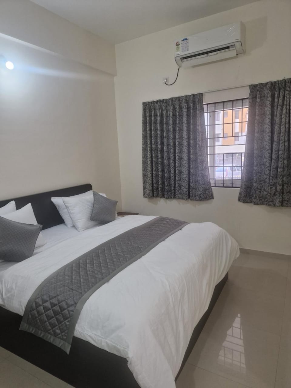 Bed, Photo of the whole room, Bedroom, air conditioner