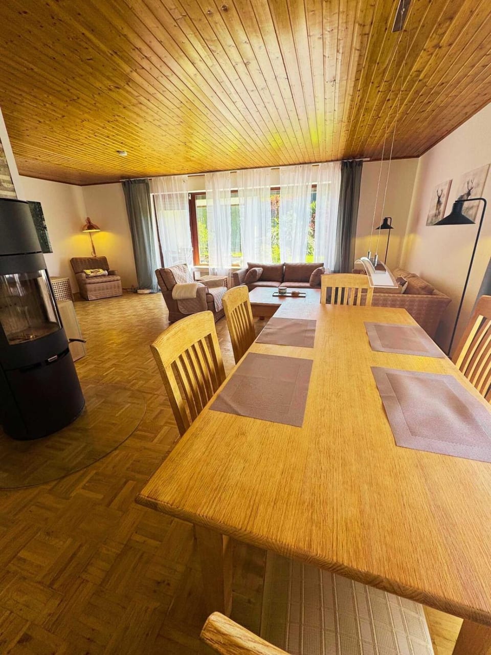 Living room, Seating area, Dining area, oven