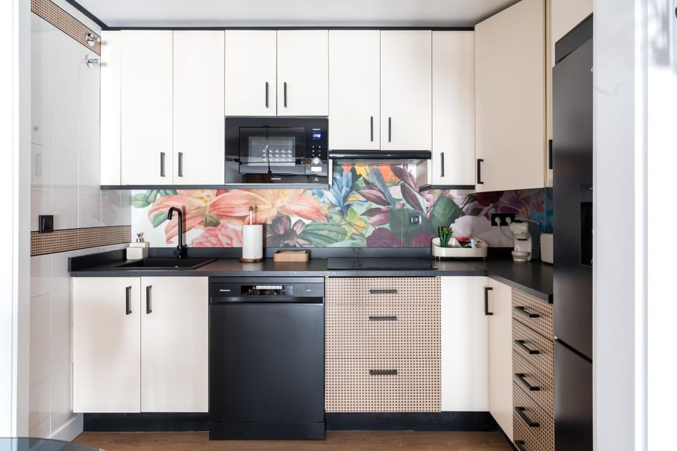 Kitchen or kitchenette, dishwasher, stove