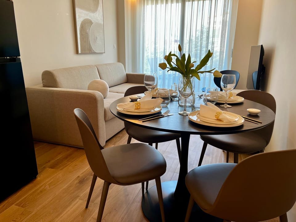 Living room, Food and drinks, Seating area, Dining area, Food
