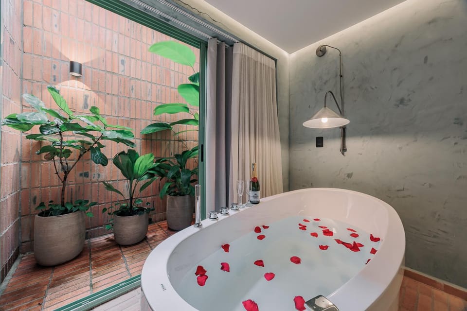Garden, Hot Tub, Bathroom, Bath