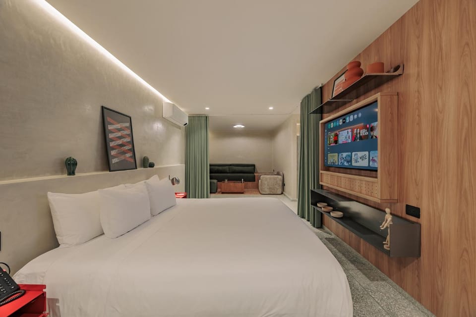 Bed, TV and multimedia, Living room, Photo of the whole room, Bedroom
