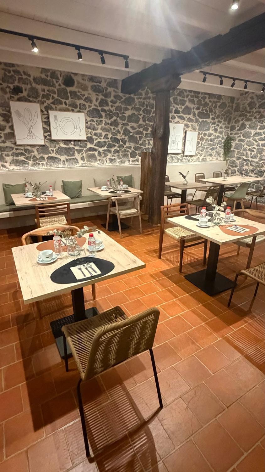Seating area, Breakfast