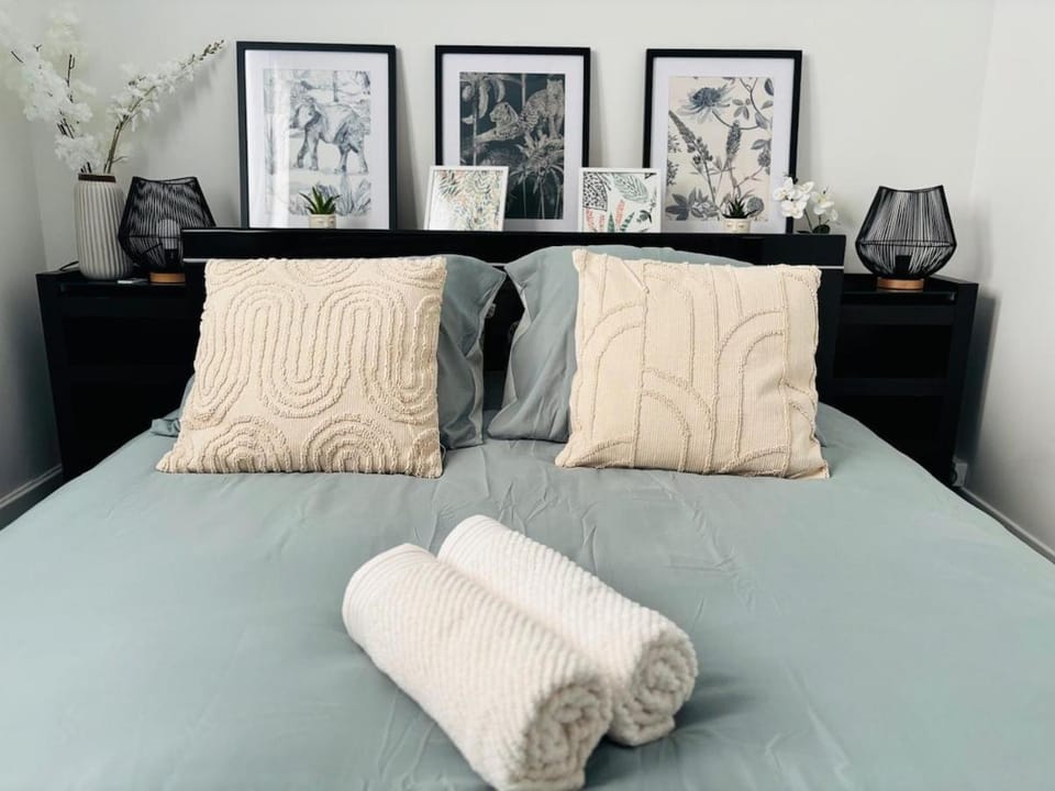 Bed, Photo of the whole room, Bedroom, towels