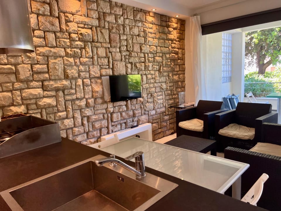 TV and multimedia, Kitchen or kitchenette, Living room, Dining area