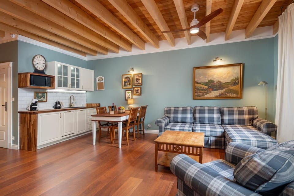 Kitchen or kitchenette, Living room, Seating area, Dining area