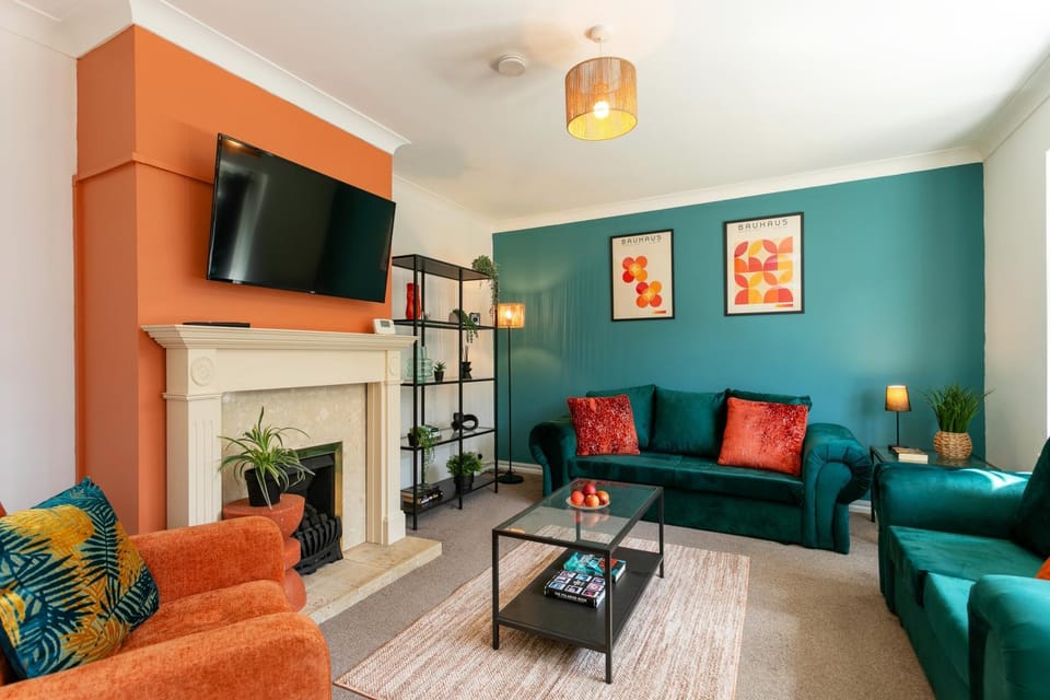 Communal lounge/ TV room, TV and multimedia, Living room, Seating area, Evening entertainment