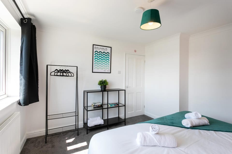 Bed, Photo of the whole room, Bedroom, towels