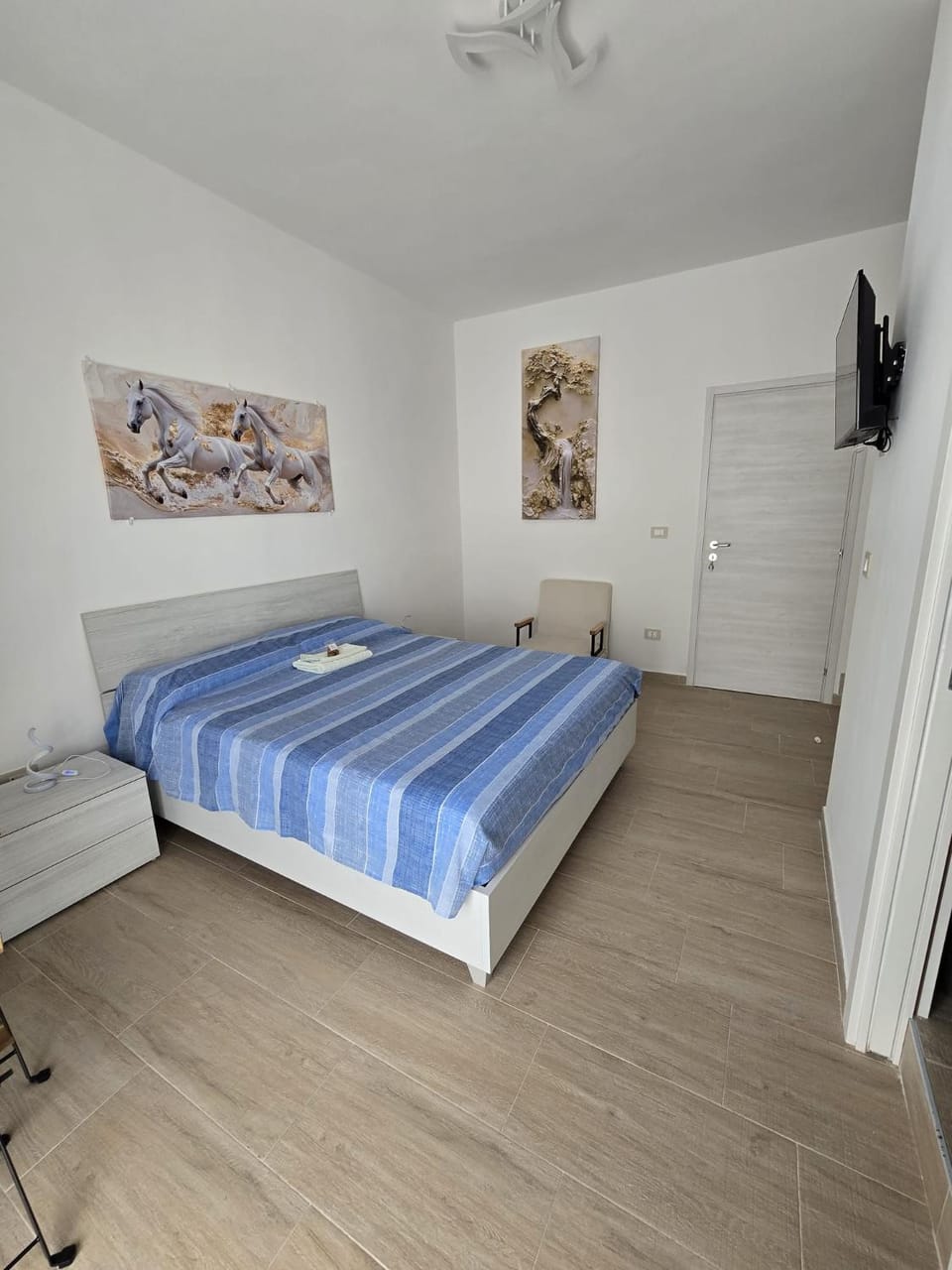 Bed, TV and multimedia, Photo of the whole room, Bedroom