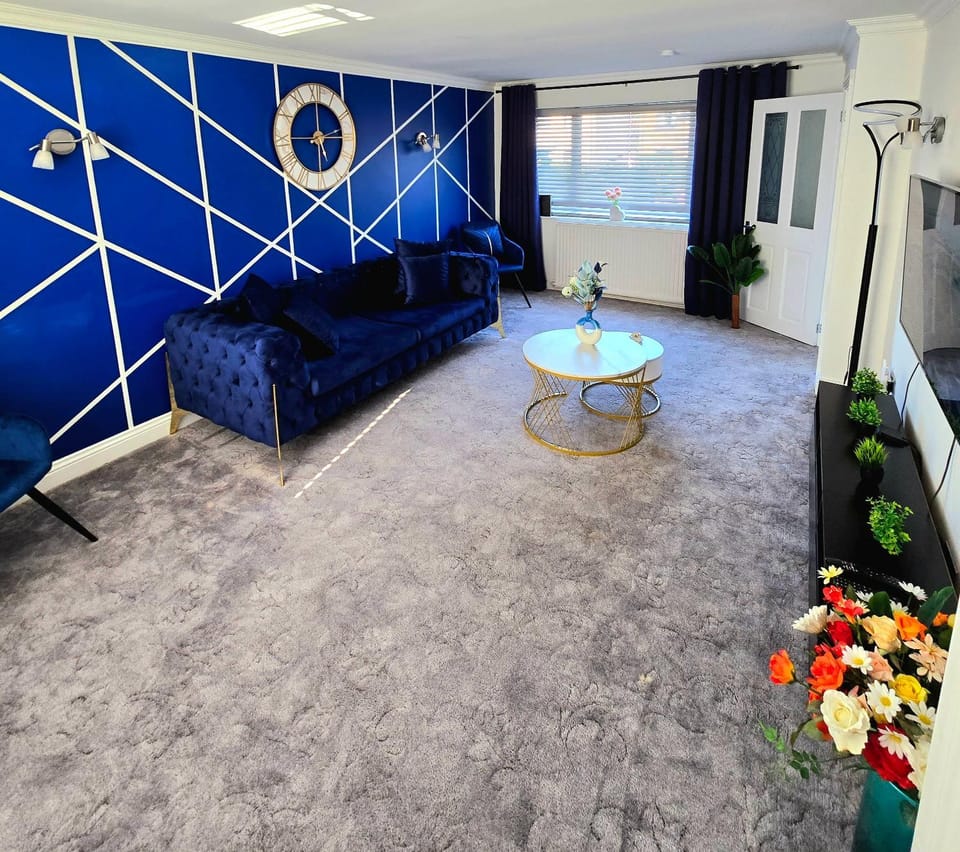 Luxury Modern Comfy 3BR House Contractors Family House in Kettering
