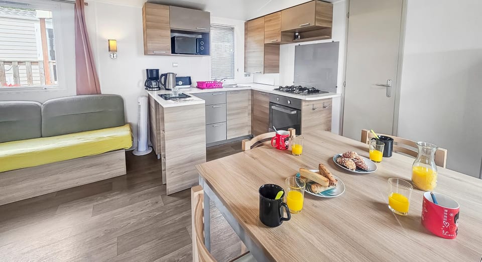 Coffee/tea facilities, Living room, Seating area, Dining area, oven, stove, toaster