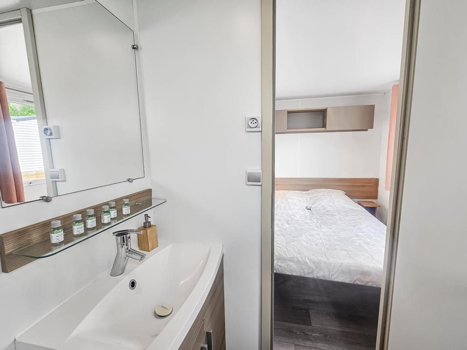 Bed, Bathroom, Photo of the whole room, Bedroom