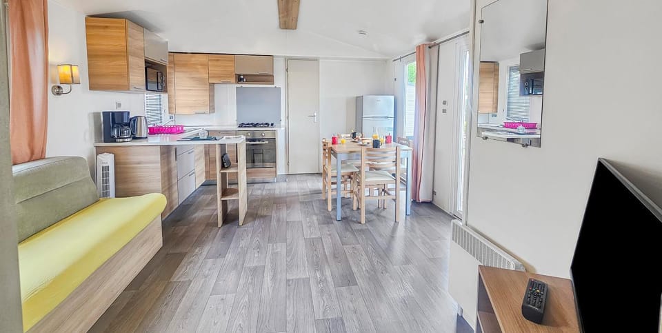 TV and multimedia, Living room, Seating area, Dining area, oven, stove