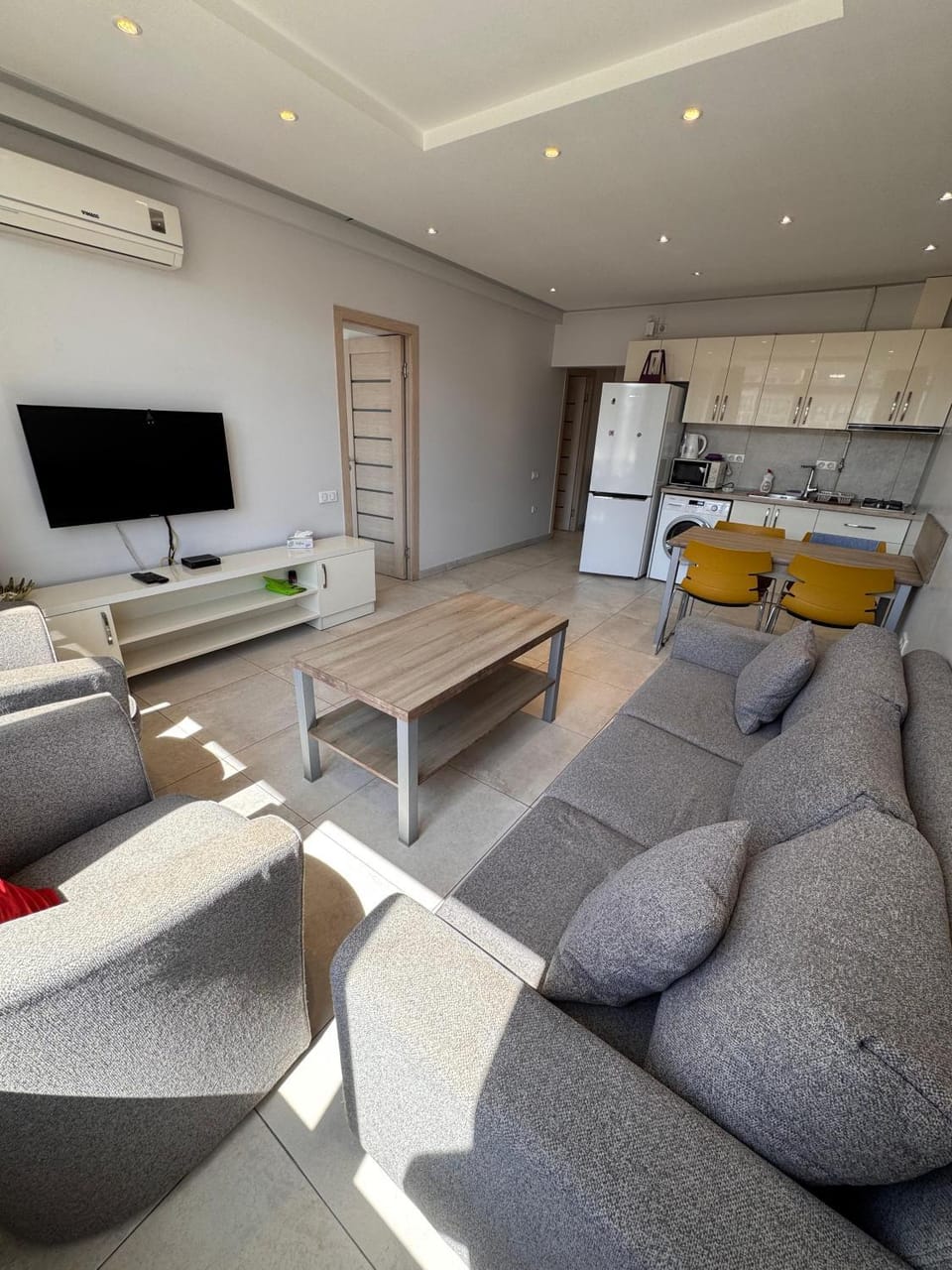 TV and multimedia, Living room, Seating area, air conditioner