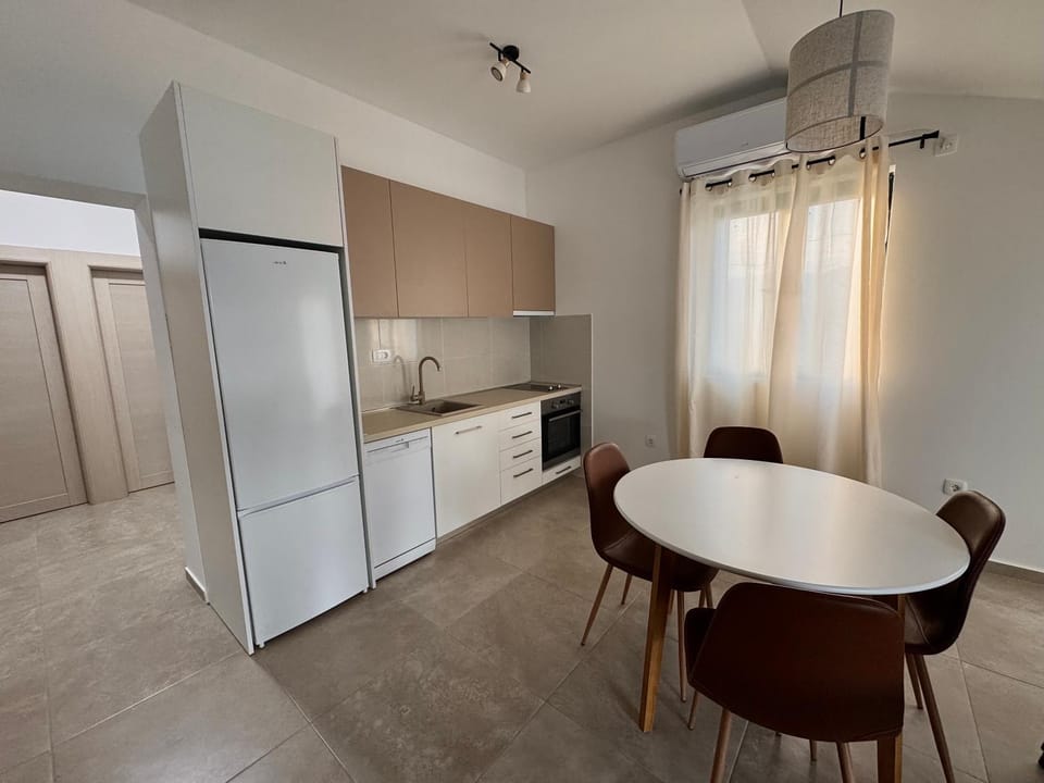 Kitchen or kitchenette, Dining area, oven