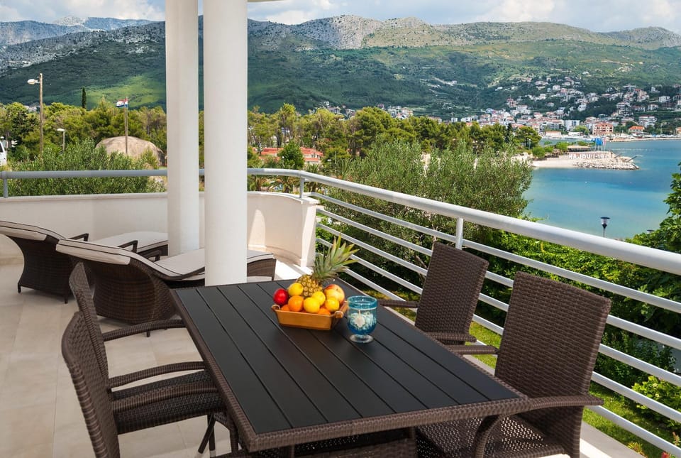 Mountain view, Sea view