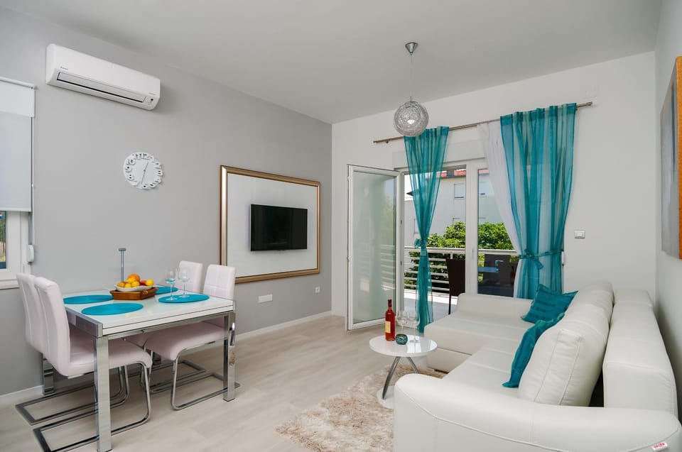 Kitchen or kitchenette, Living room, Dining area
