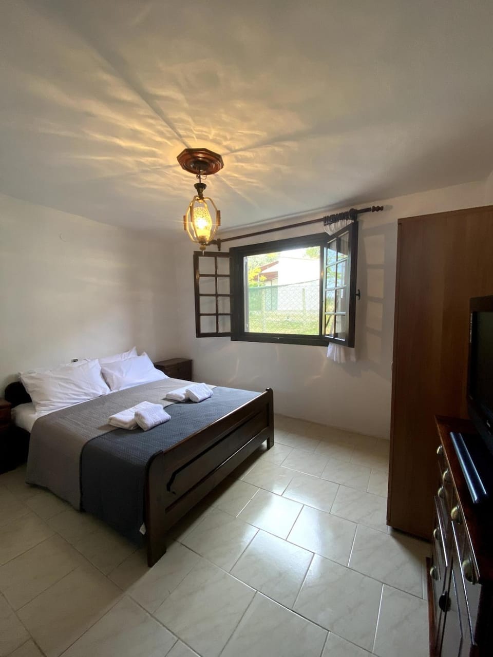 Bed, TV and multimedia, Photo of the whole room, Evening entertainment, Bedroom, towels