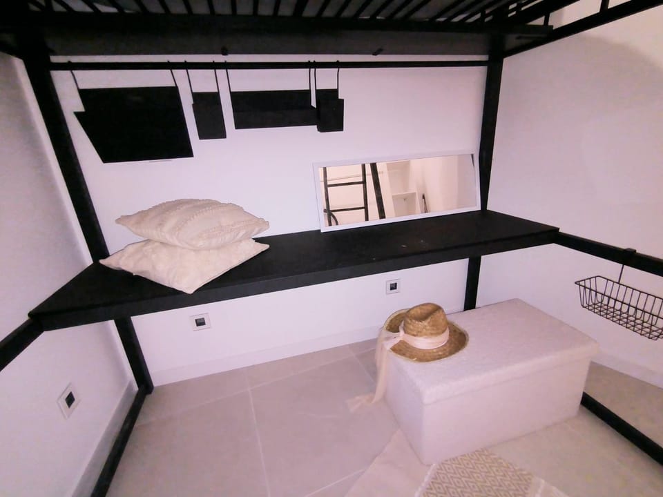 Bed, TV and multimedia, fireplace