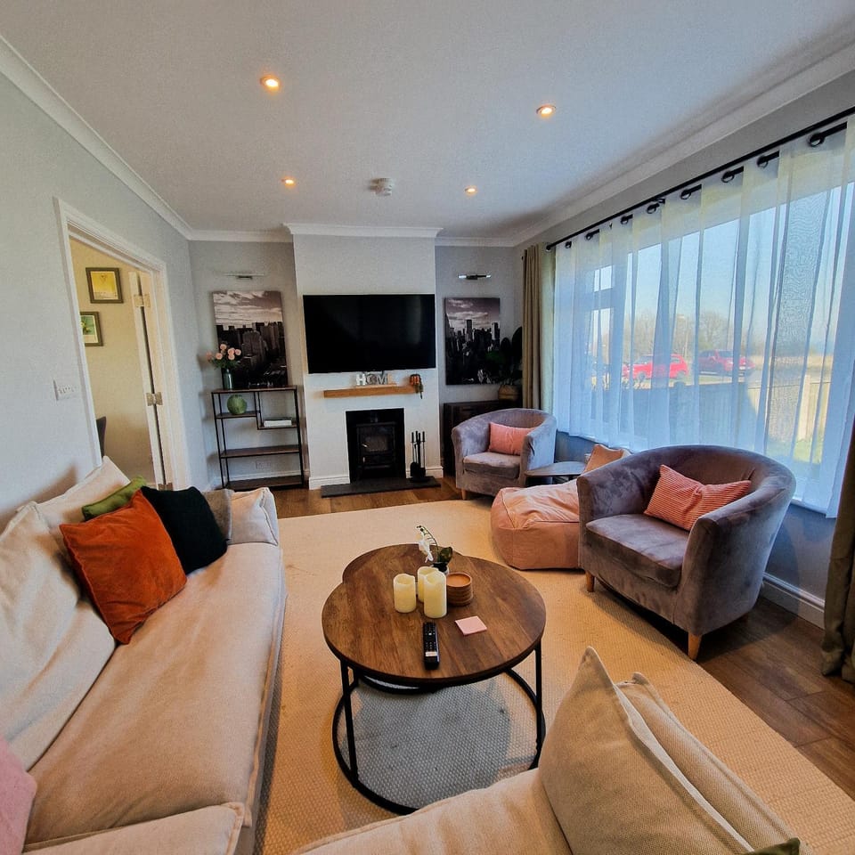 Luxury Sea View Retreat with Hot Tub Sleeps 8 Villa in Dover