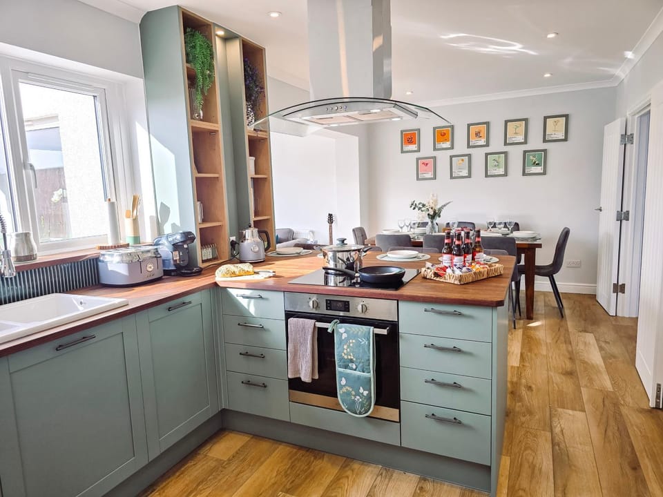 Kitchen or kitchenette, Dining area, dishwasher, pet friendly, stove