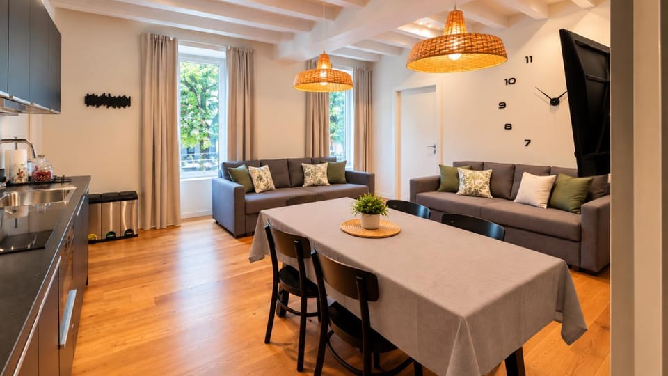 TV and multimedia, Kitchen or kitchenette, Living room, Seating area, Dining area