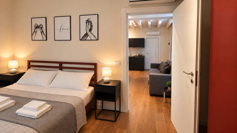 Bed, TV and multimedia, Photo of the whole room, Bedroom, towels