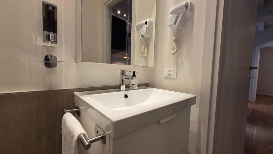 Bathroom, towels