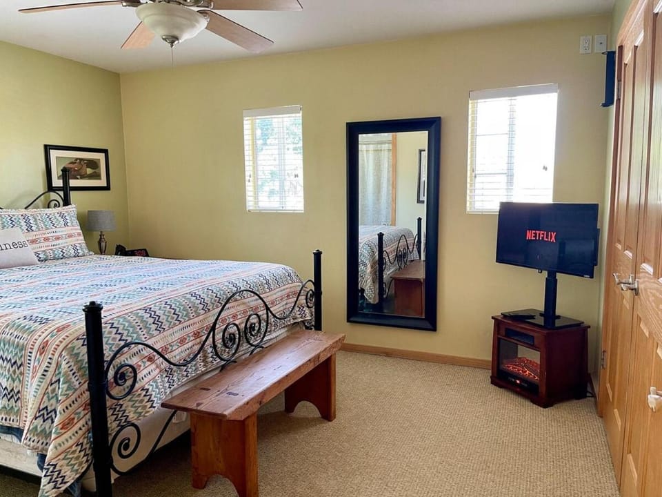 Cozy Guesthouse with Private Pool and Heated Jacuzzi House in Santa Clarita