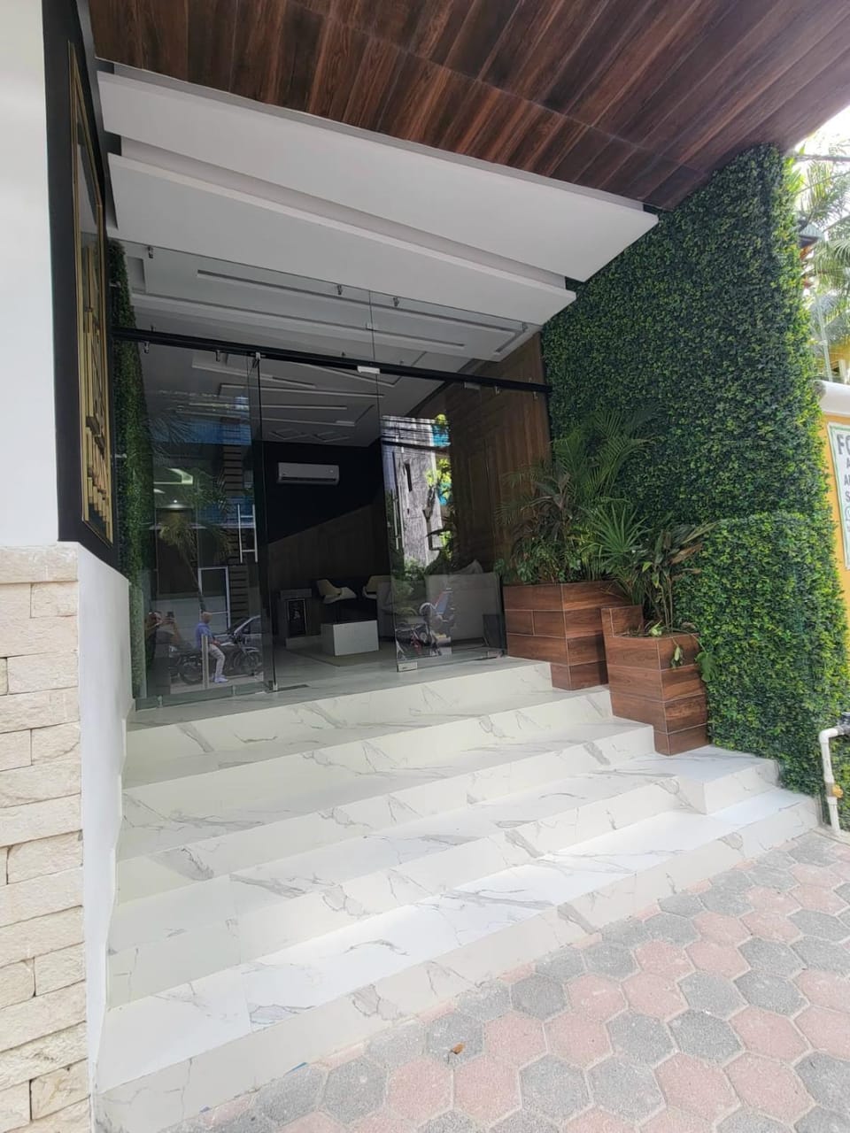 Facade/entrance