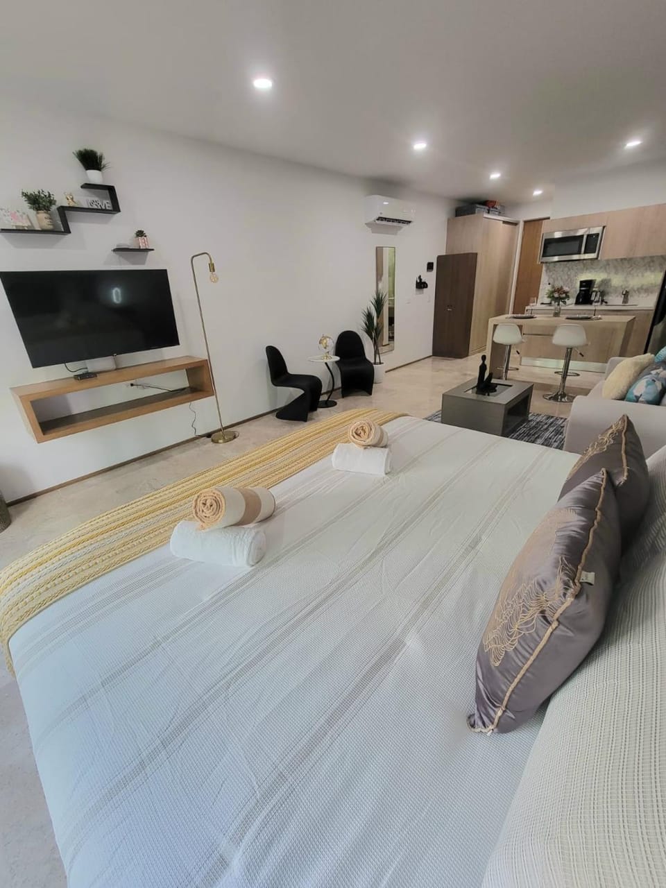 Bed, Living room, Photo of the whole room, Bedroom
