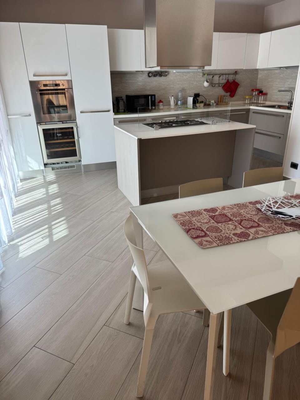 Kitchen or kitchenette, Dining area, dishwasher, minibar, pet friendly, stove, air conditioner