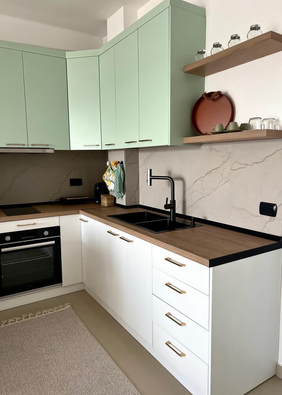 Coffee/tea facilities, stove, toaster, kitchen