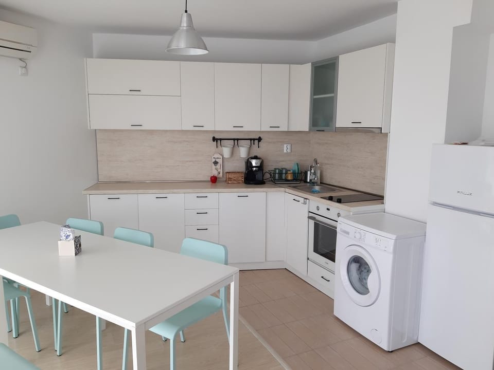 Coffee/tea facilities, Kitchen or kitchenette, Dining area