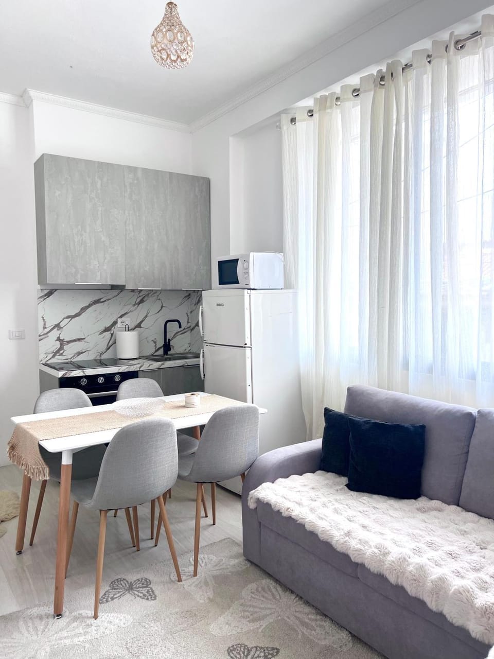Kitchen or kitchenette, Living room, Seating area, Dining area