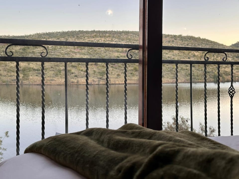 Bed, Natural landscape, View (from property/room), Bedroom, Lake view, Mountain view