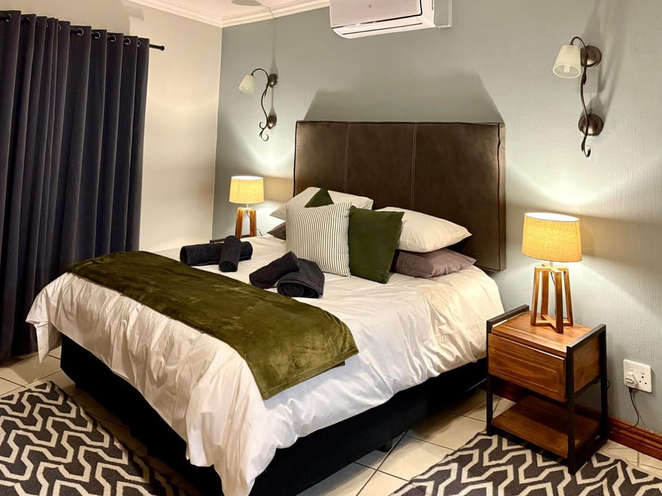 Bed, Photo of the whole room, Bedroom, air conditioner