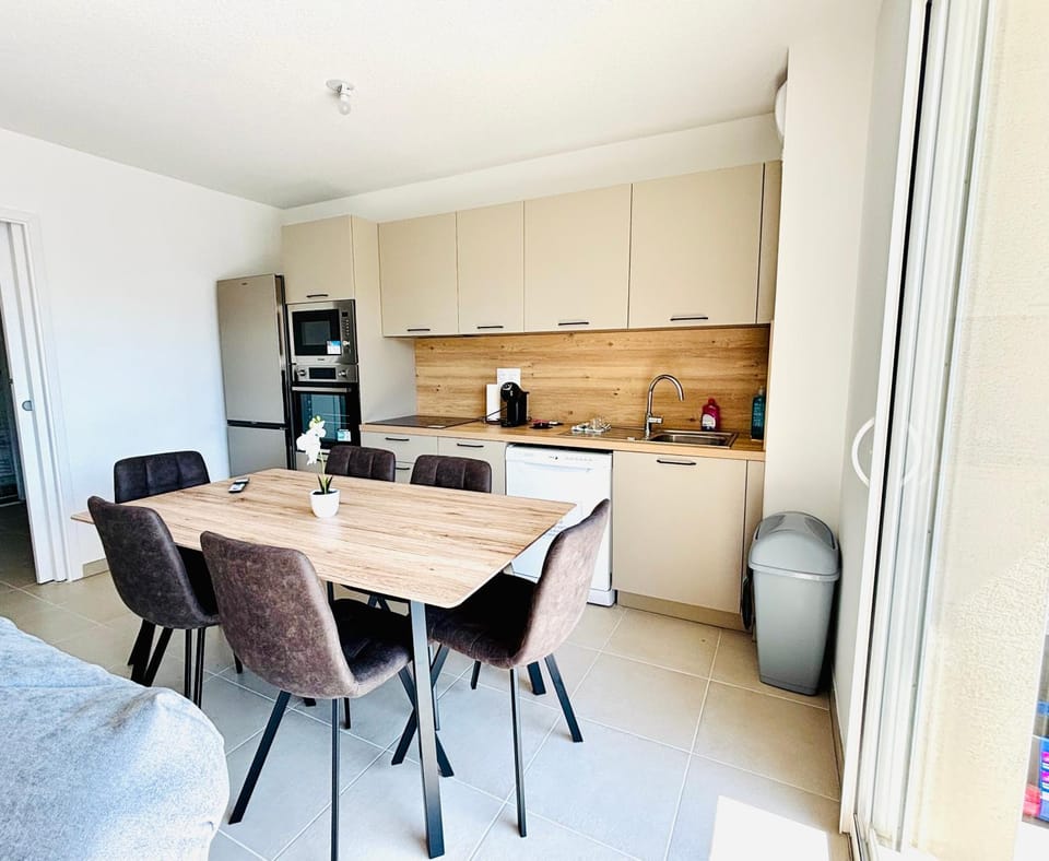 Seating area, Dining area, internet, kitchen