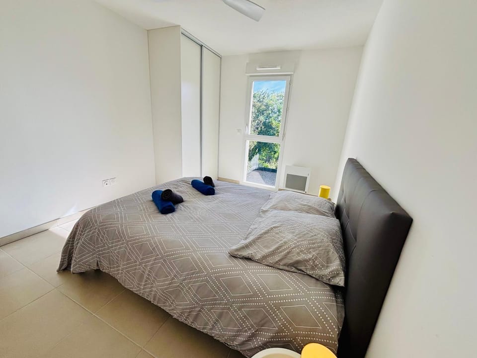 Bed, Photo of the whole room, internet, towels