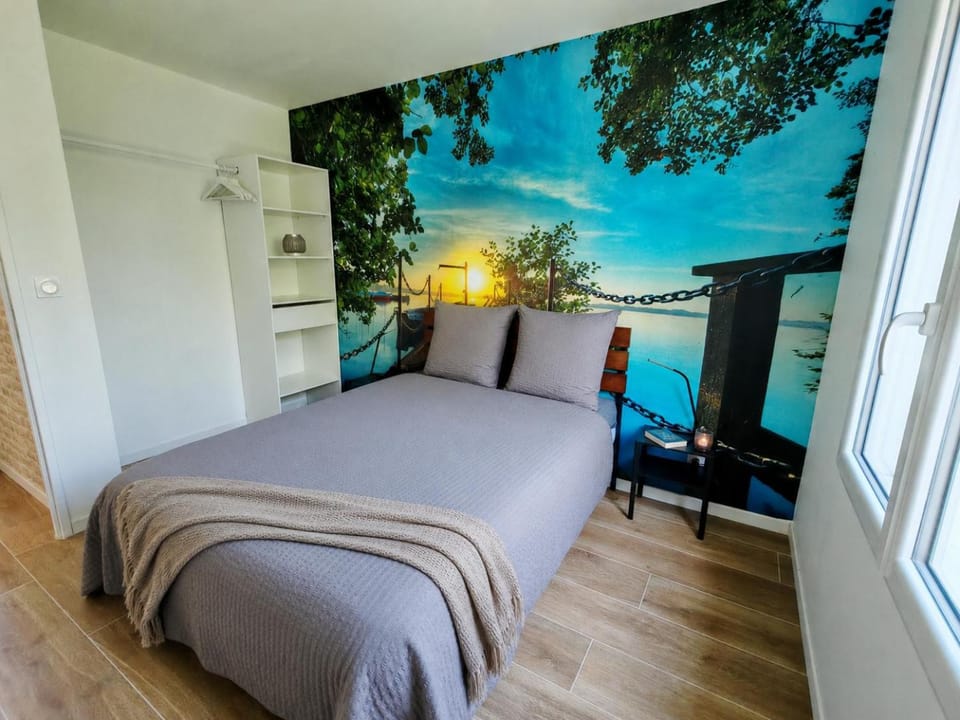 Photo of the whole room, Bedroom