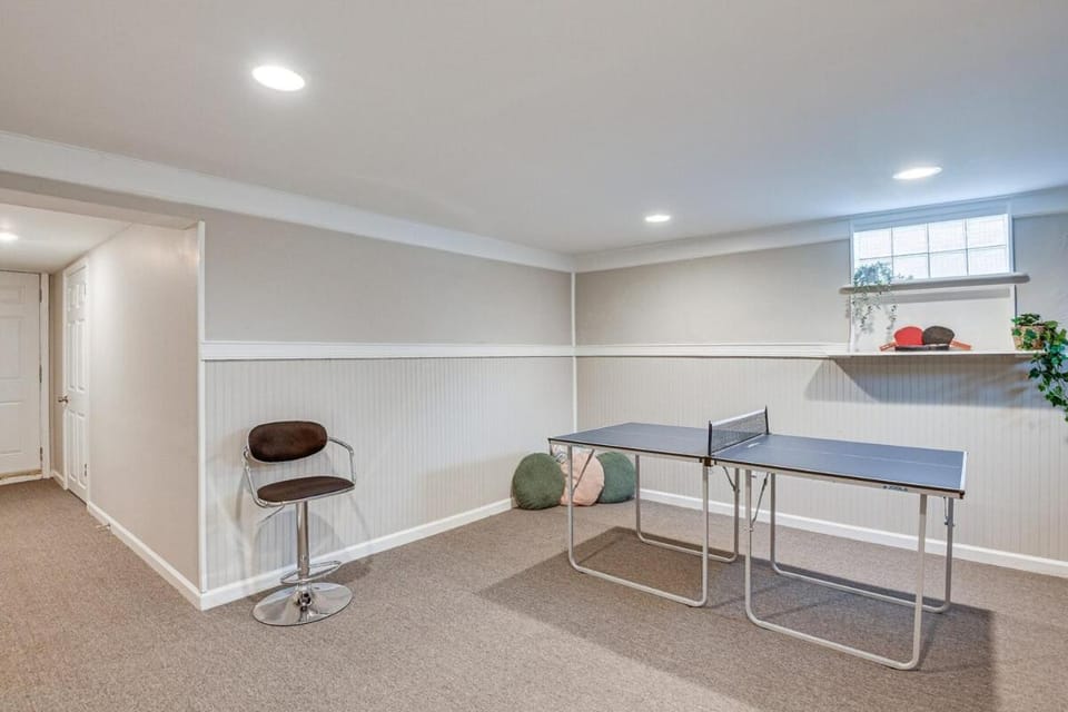 Modern and Spacious Townhome 9 Mi to Dtwn Baltimore House in Carney