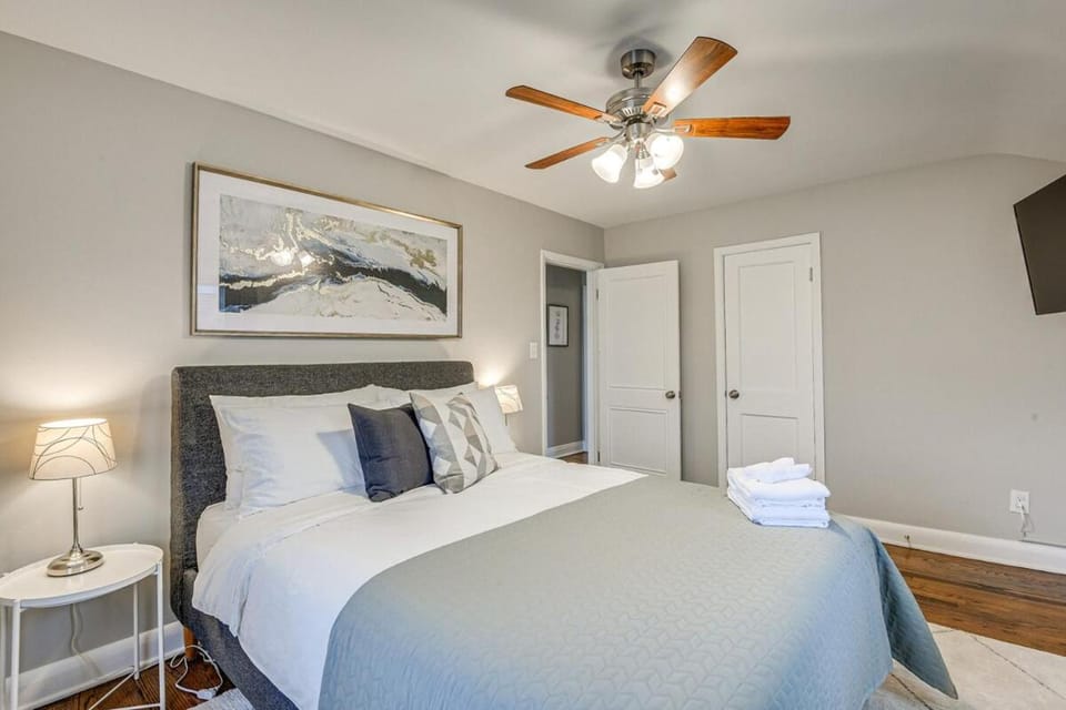 Modern and Spacious Townhome 9 Mi to Dtwn Baltimore House in Carney