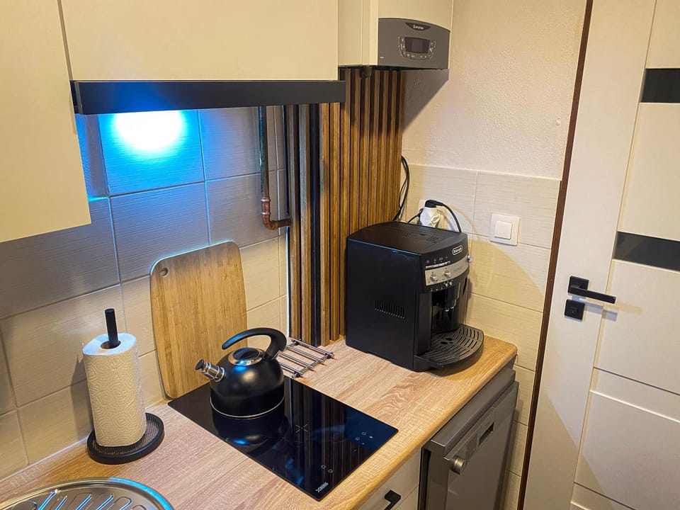 Coffee/tea facilities, Kitchen or kitchenette, stove
