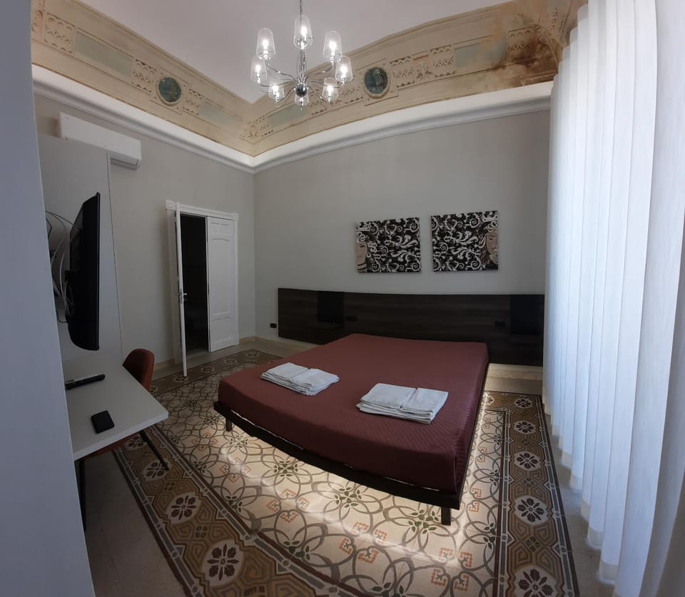 Bed, TV and multimedia, Photo of the whole room, Bedroom, towels