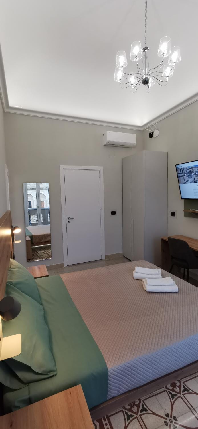Bed, TV and multimedia, Photo of the whole room, Bedroom, wardrobe