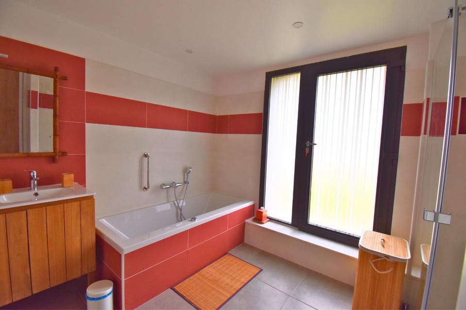 Bathroom, Bath, towels