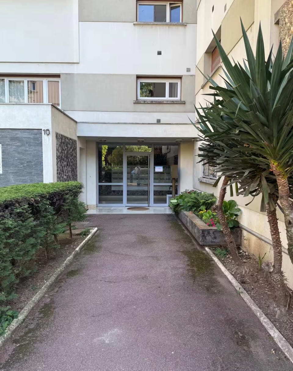 Property building, Facade/entrance, Day